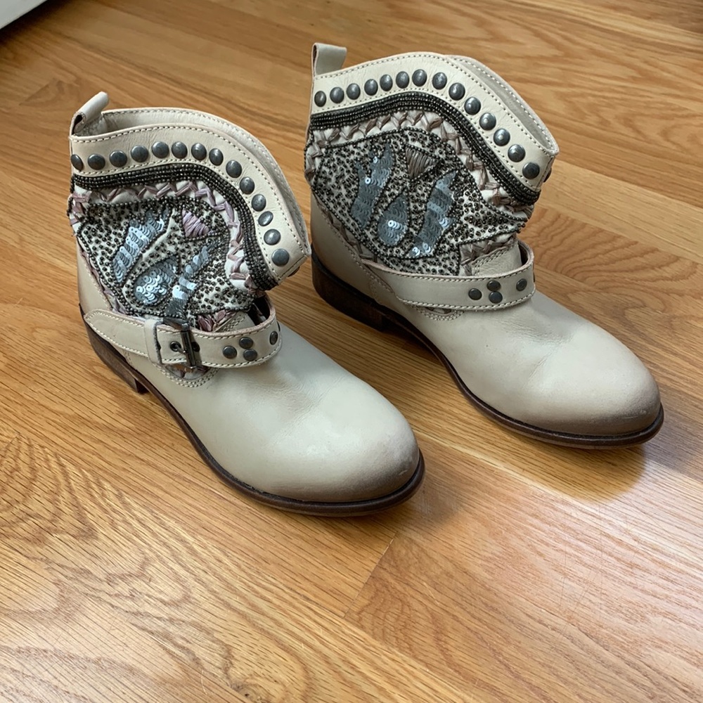Darling beaded cowboy boots!